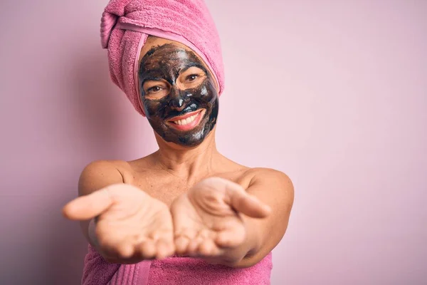 Mujer Morena Mediana Edad Con Mascarilla Negra Belleza Sobre Fondo — Foto de Stock