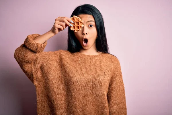 Giovane Bella Donna Cinese Che Tiene Waffle Piedi Sopra Isolato — Foto Stock