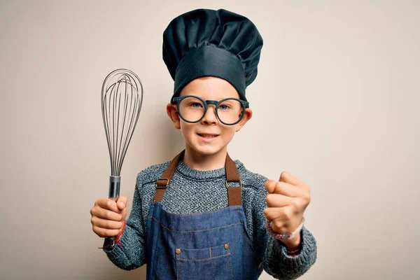 Pequeño Niño Cocinero Caucásico Joven Con Uniforme Chef Sombrero Usando —  Fotos de Stock
