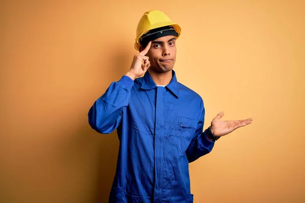 Jonge Knappe Afro Amerikaanse Arbeider Blauw Uniform Veiligheidshelm Verward Geïrriteerd — Stockfoto