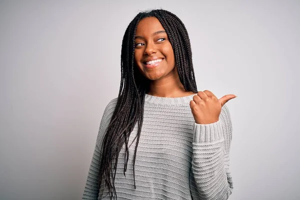 Jeune Femme Afro Américaine Debout Décontracté Frais Sur Fond Isolé — Photo