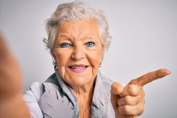Senior Hermosa Mujer Pelo Gris Haciendo Selfie Por Cámara Sobre — Foto de Stock