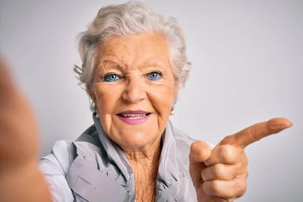 Senior Hermosa Mujer Pelo Gris Haciendo Selfie Por Cámara Sobre —  Fotos de Stock