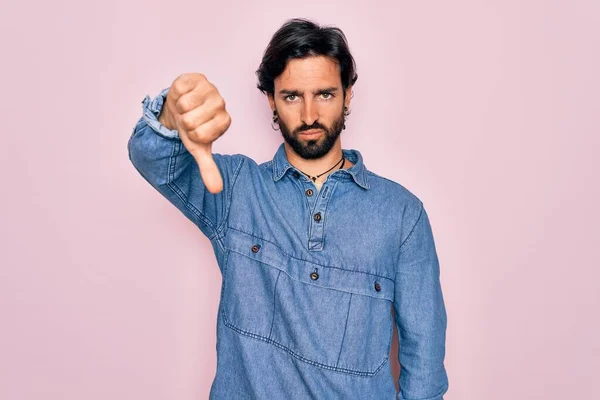 Νεαρός Όμορφος Ισπανός Μποέμ Άντρας Που Φοράει Χίπικο Στυλ Πάνω — Φωτογραφία Αρχείου