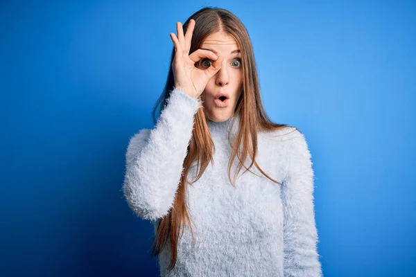 Młoda Piękna Ruda Kobieta Ubrana Luźny Sweter Odizolowanym Niebieskim Tle — Zdjęcie stockowe