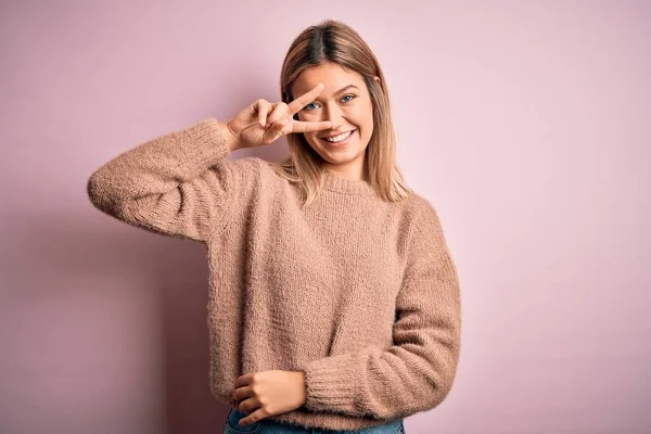 Junge Schöne Blonde Frau Trägt Winterlichen Wollpullover Über Rosa Isoliertem — Stockfoto