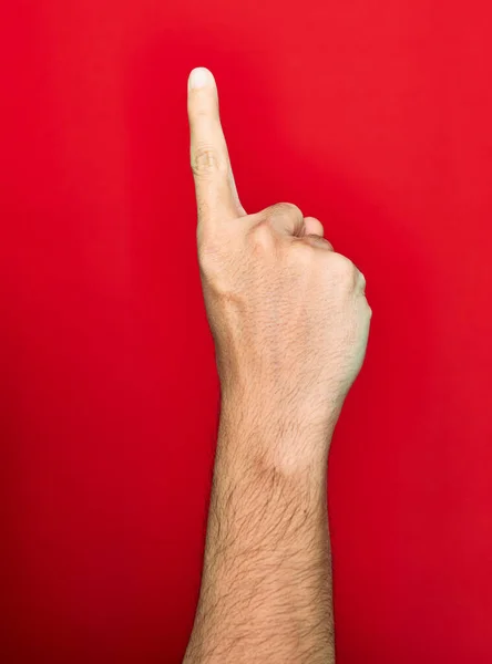 Bela Mão Homem Levantado Mostrando Dedo Sobre Fundo Vermelho Isolado — Fotografia de Stock