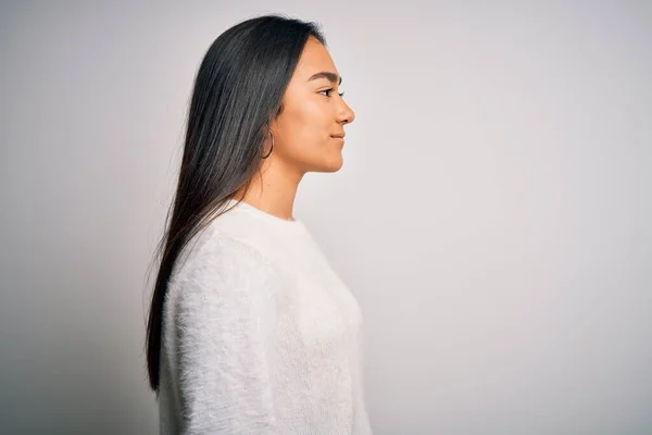 Genç Güzel Asyalı Kadın Günlük Süveter Giymiş Beyaz Arka Plan — Stok fotoğraf