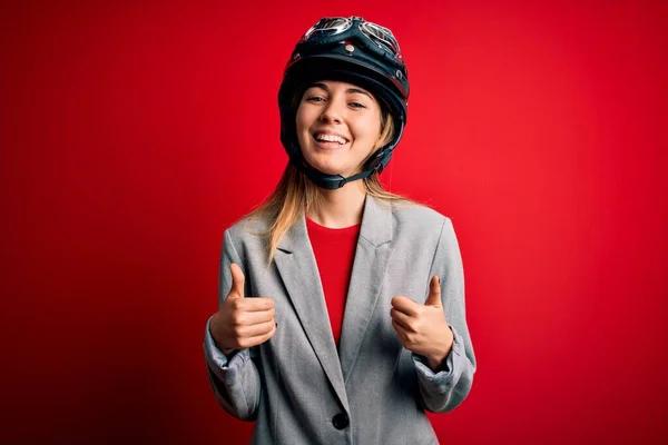 Jovem Bela Mulher Motociclista Loira Vestindo Capacete Moto Sobre Sinal — Fotografia de Stock