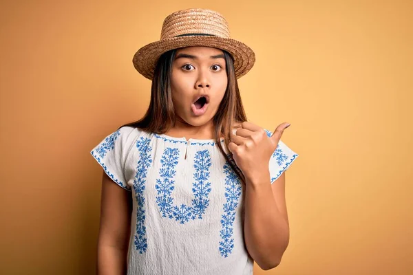 Junge Schöne Asiatische Mädchen Lässigem Shirt Und Hut Vor Gelbem — Stockfoto