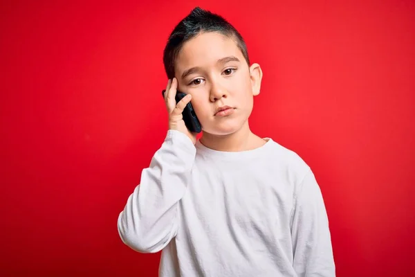 Jeune Garçon Enfant Parlant Sur Smartphone Mobile Sur Fond Rouge — Photo