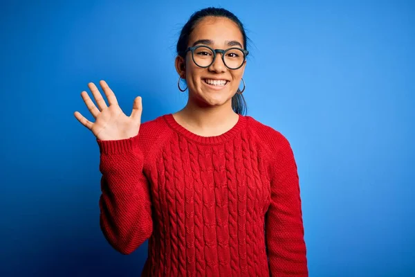 Joven Hermosa Mujer Asiática Usando Suéter Casual Gafas Sobre Fondo — Foto de Stock