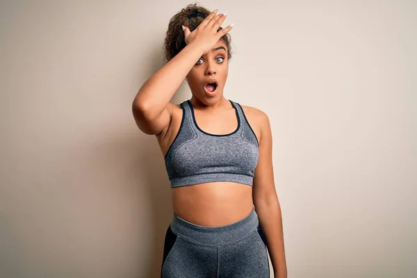 Genç Afro Amerikan Sporcu Kadın Spor Giysisi Giyip Beyaz Arka — Stok fotoğraf