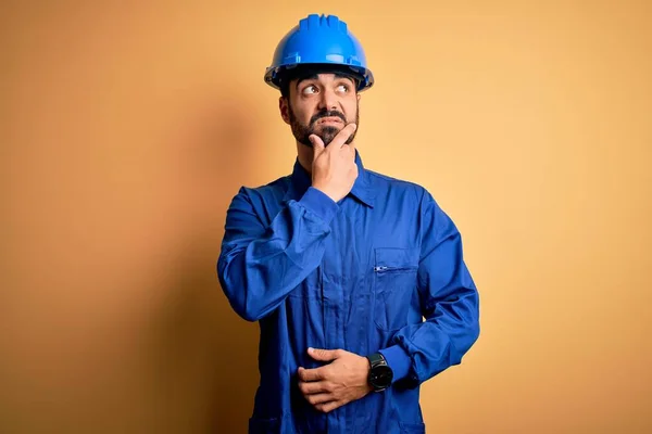 Hombre Mecánico Con Barba Vistiendo Uniforme Azul Casco Seguridad Sobre — Foto de Stock