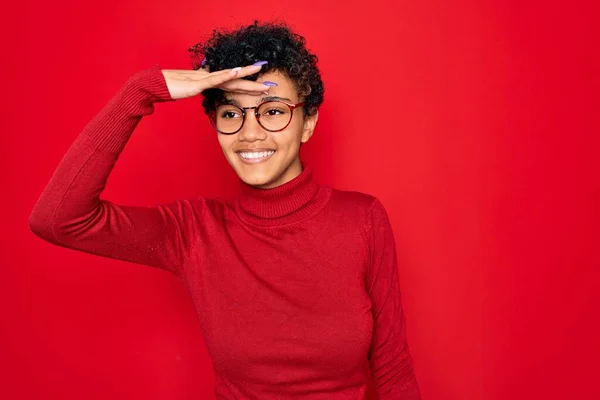 Fiatal Gyönyörű Afro Amerikai Garbó Pulóvert Szemüveget Visel Nagyon Boldog — Stock Fotó