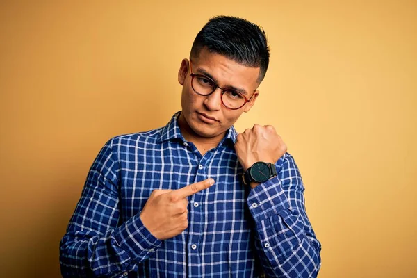 Jovem Homem Latino Bonito Vestindo Camisa Casual Óculos Sobre Fundo — Fotografia de Stock