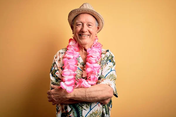 Ősz Hajú Idősebb Férfi Nyári Kalapban Hawaii Lej Sárga Háttér — Stock Fotó