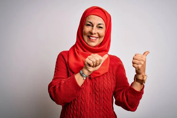 Brünette Frau Mittleren Alters Trägt Traditionellen Muslimischen Hijab Über Isoliertem — Stockfoto
