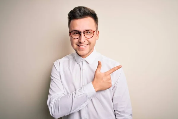Mladý Pohledný Obchodní Mas Nosí Brýle Elegantní Košili Přes Izolované — Stock fotografie