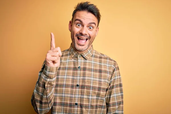 Homem Bonito Jovem Vestindo Camisa Casual Sobre Fundo Amarelo Isolado — Fotografia de Stock