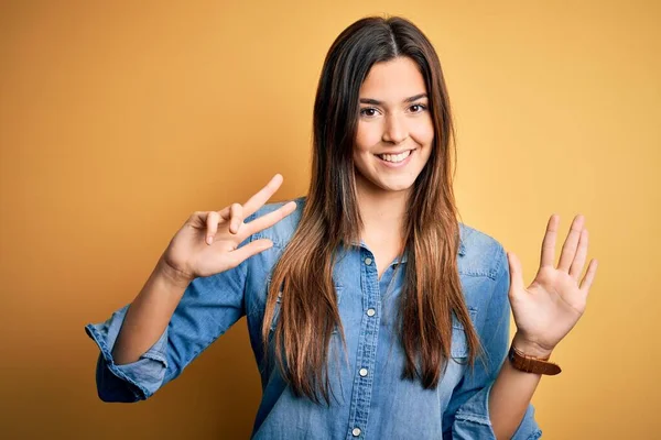 Jong Mooi Meisje Dragen Casual Denim Shirt Staande Geïsoleerde Gele — Stockfoto