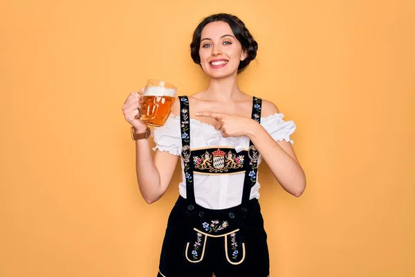 Mooie Duitse Vrouw Met Blauwe Ogen Traditionele Octoberfest Jurk Drinken — Stockfoto