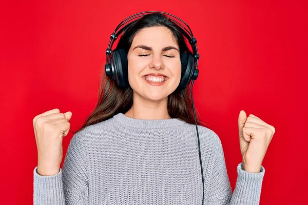 Νεαρό Όμορφο Κορίτσι Φορώντας Σύγχρονα Ακουστικά Ακούγοντας Μουσική Πάνω Από — Φωτογραφία Αρχείου