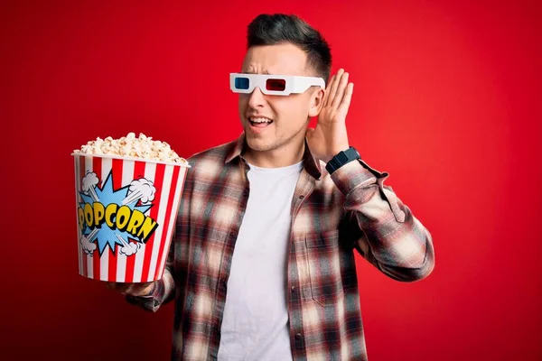 Giovane Uomo Caucasico Bello Indossa Occhiali Film Mangiare Popcorn Sorridente — Foto Stock
