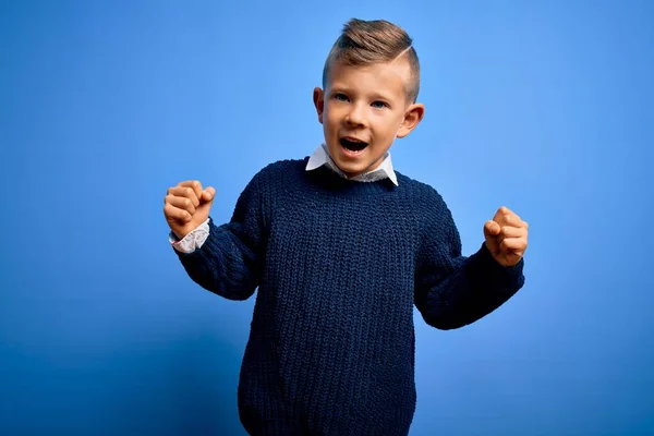 코카서스 아이가 스웨터를 위에서 성공을 축하하며 놀라고 놀랐습니다 — 스톡 사진