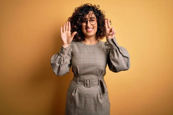 Hermosa Mujer Árabe Negocios Con Vestido Gafas Pie Sobre Fondo — Foto de Stock