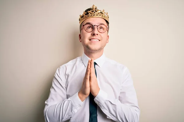 잘생긴 코카서스 사업가가 고립된 왕관을 희망의 손으로 기도하는 감정적 스러운 — 스톡 사진