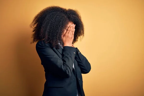 Afro Saçlı Zarif Ceketli Üzgün Yüzünü Elleriyle Kapatan Ağlayan Güzel — Stok fotoğraf