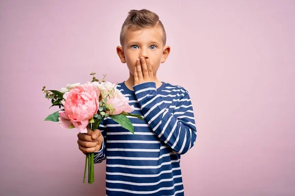 Jong Klein Kaukasisch Kind Met Romantische Schattige Boeket Bloemen Roze — Stockfoto