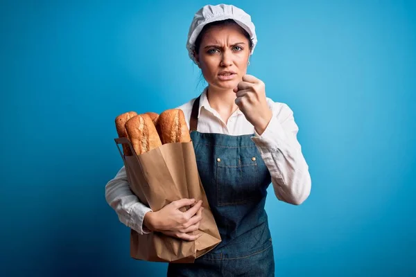 Jonge Mooie Bakker Vrouw Met Blauwe Ogen Houden Papieren Zak — Stockfoto