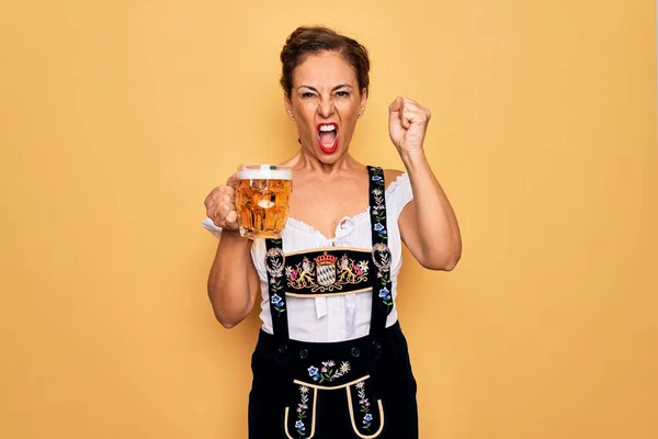 Mulher Morena Meia Idade Vestindo Vestido Tradicional Alemão Oktoberfest Bebendo — Fotografia de Stock