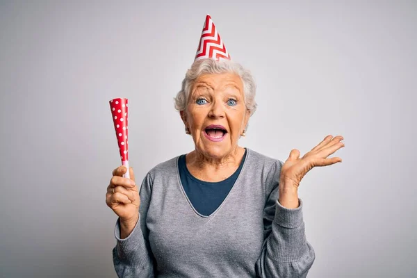 Senior Schöne Grauhaarige Frau Feiert Geburtstag Mit Lustigem Hut Hält — Stockfoto