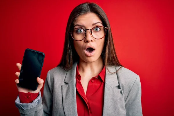 Giovane Bella Donna Affari Con Gli Occhi Azzurri Possesso Smartphone — Foto Stock