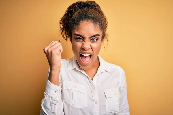 Joven Chica Afroamericana Hermosa Con Camisa Casual Pie Sobre Fondo —  Fotos de Stock