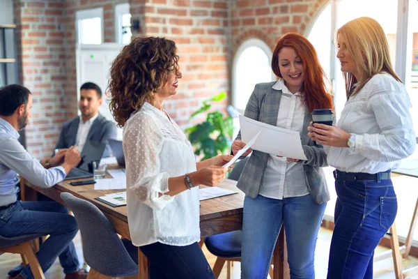 Schöne Geschäftsfrauen Lächeln Glücklich Mit Einem Lächeln Gesicht Büro Beim — Stockfoto