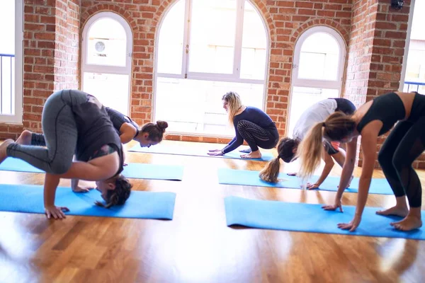 Joven Hermoso Grupo Deportistas Practicando Yoga Entrenador Enseñanza Crow Pose — Foto de Stock