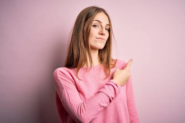 Joven Hermosa Pelirroja Vistiendo Suéter Casual Sobre Fondo Rosa Aislado —  Fotos de Stock