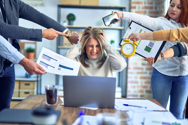 Group Business Workers Working Together Partners Stressing One Them Office — Stockfoto