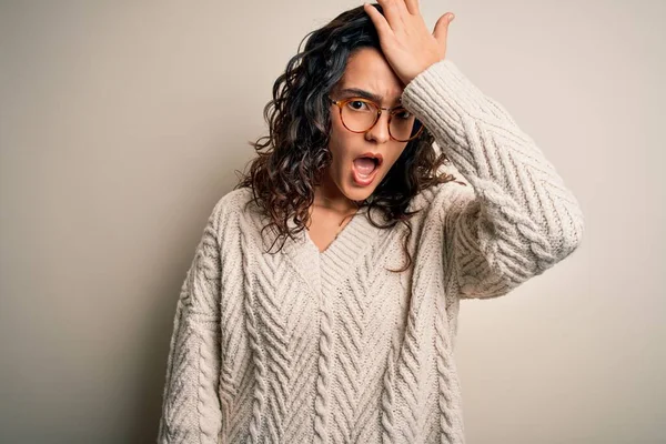 Hermosa Mujer Con Pelo Rizado Usando Suéter Casual Gafas Sobre — Foto de Stock