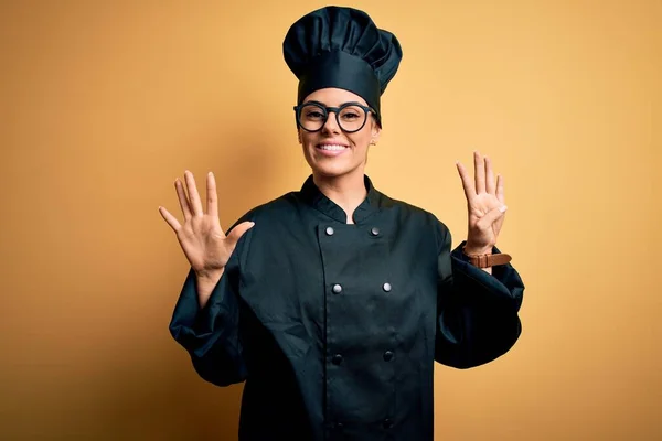 Jovem Bela Mulher Chef Morena Vestindo Uniforme Fogão Chapéu Sobre — Fotografia de Stock