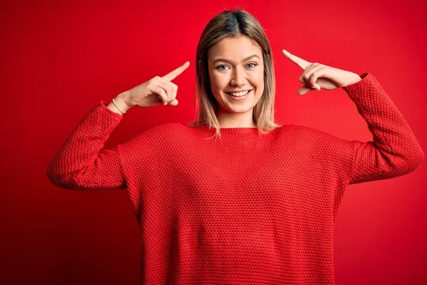 Jovem Bela Mulher Loira Vestindo Camisola Casual Sobre Vermelho Isolado — Fotografia de Stock