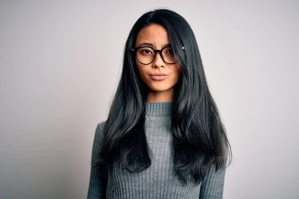 Jonge Mooie Chinese Vrouw Met Een Bril Trui Geïsoleerde Witte — Stockfoto