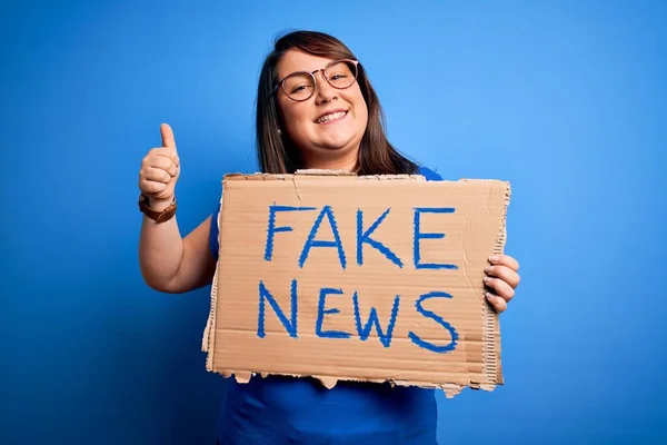 Bella Size Donna Che Tiene Falso Banner Notizie Falso Giornalismo — Foto Stock