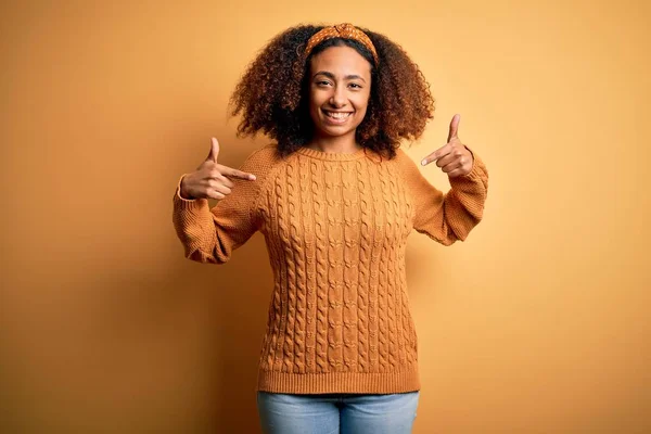 Mladý Africký Američan Žena Afro Vlasy Sobě Ležérní Svetr Přes — Stock fotografie