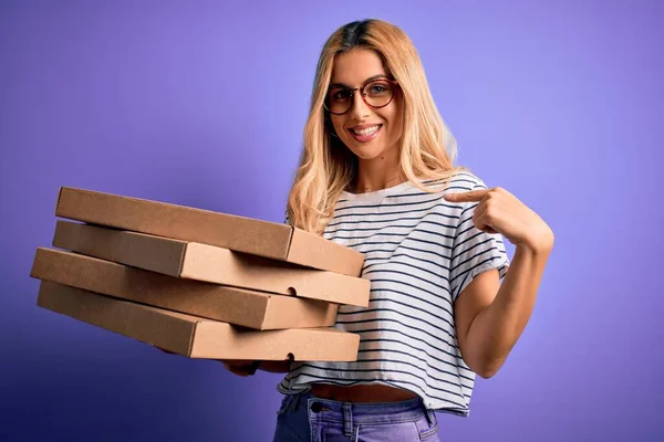 Joven Mujer Rubia Hermosa Sosteniendo Cajas Pizza Italiana Sobre Fondo —  Fotos de Stock