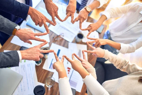 Grupo Trabajadores Negocios Pie Con Las Manos Juntas Haciendo Símbolo —  Fotos de Stock